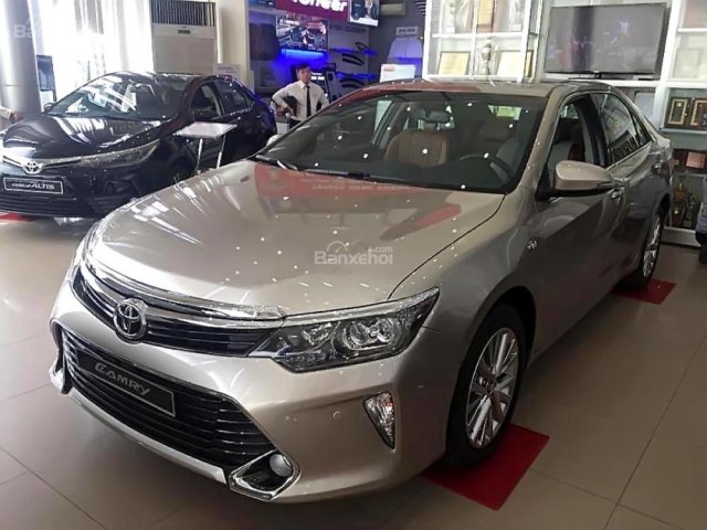 Bán Toyota Camry 2.5Q năm 2018, màu vàng