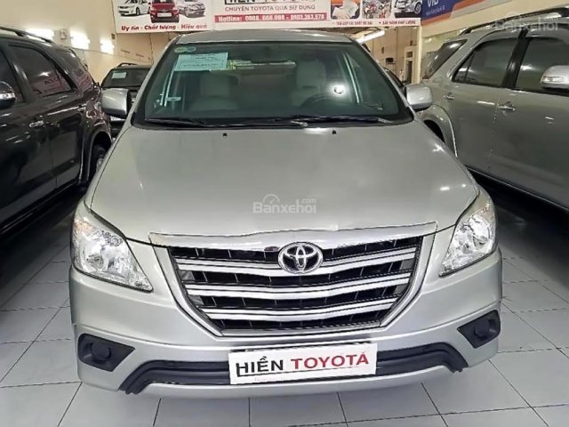 Cần bán gấp Toyota Innova 2.0E năm 2014, màu bạc số sàn, giá 625tr