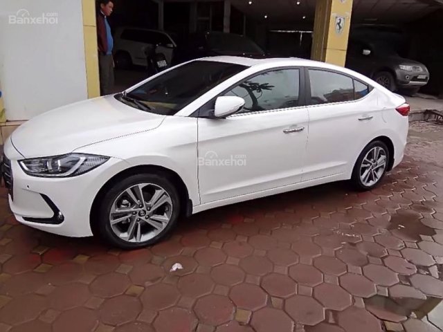 Cần bán lại xe Hyundai Elantra 2.0AT đời 2017, màu trắng chính chủ, 675tr