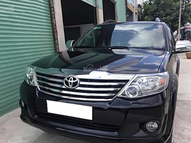 Bán Toyota Fortuner 2.7V 4x2 AT đời 2013, màu đen, giá chỉ 726 triệu