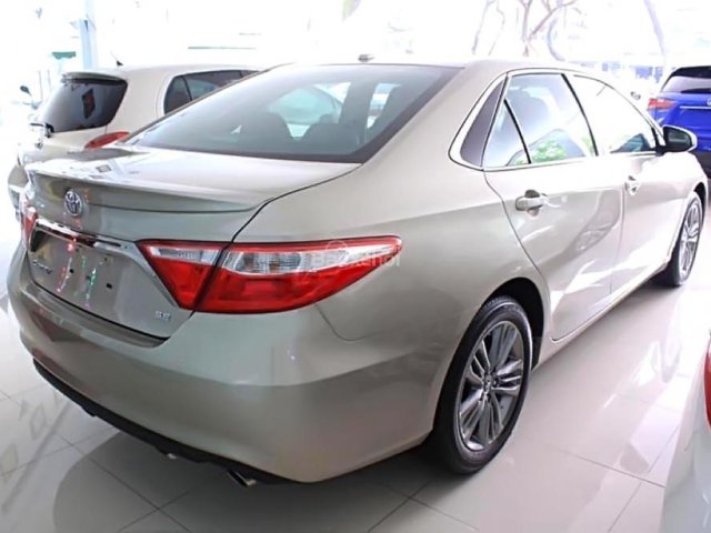 Auto bán xe Toyota Camry SE 2.5 AT năm sản xuất 2015, màu vàng, nhập khẩu