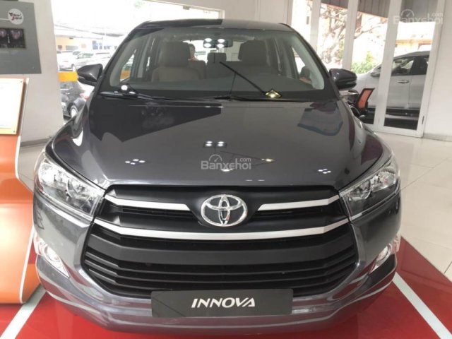 Bán xe Toyota Innova 2.0E, 2018, màu xám, khuyến mãi hấp dẫn, hỗ trợ trả góp 90%