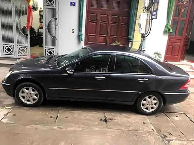 Cần bán lại xe Mercedes C200 Kompressor đời 2002, màu đen xe gia đình, giá chỉ 188 triệu0