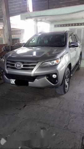 Bán xe Toyota Fortuner sản xuất 2017, màu bạc