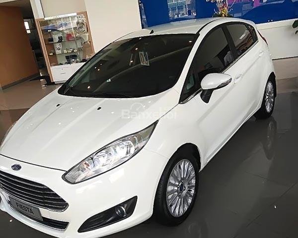 Cần bán gấp Ford Fiesta S 1.5 AT đời 2017, màu trắng, 650tr