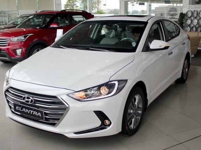 Bán gấp Hyundai Elantra 1.6AT tự động, xe gia đình 2018, màu trắng, giá 619 triệu, góp 85% xe, xe ở Đắk Lắk - Đắk Nông