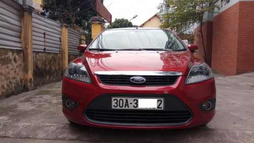 Bán Ford Focus 1.8 AT sản xuất năm 2011, màu đỏ giá cạnh tranh