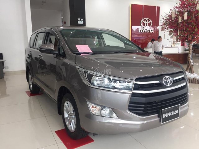 Bán Toyota Innova 2.0E năm 2018, màu xám, 746tr