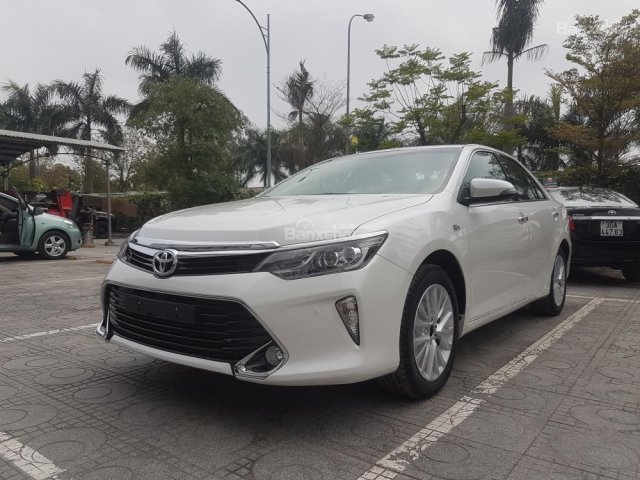 Bán Toyota Camry 2.0E Facelift 2018 giá cạnh tranh, đủ màu, giao ngay, LH: 0948057222