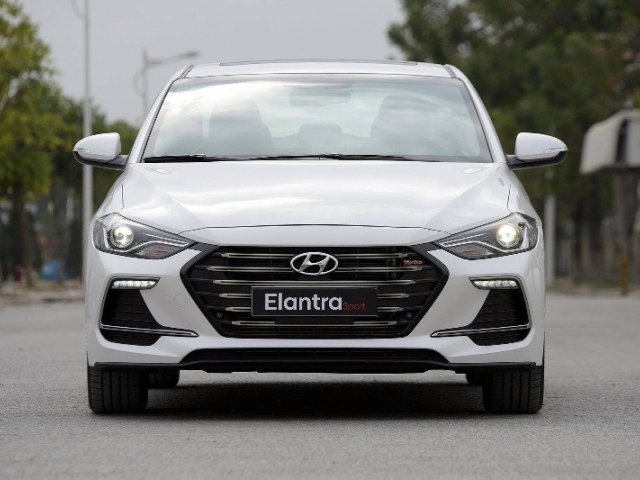 Bán xe Hyundai Elantra 2018, màu trắng, nhập khẩu