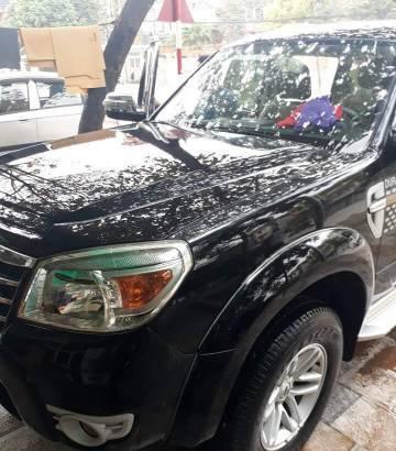 Gia đình bán Ford Everest sản xuất 2010, màu đen  