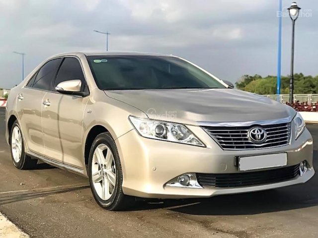 Bán xe Toyota Camry 2.5 Q năm 2013, màu vàng