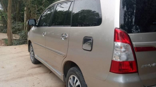 Bán xe Toyota Innova 2.0MT sản xuất 2015, màu bạc, giá chỉ 635 triệu