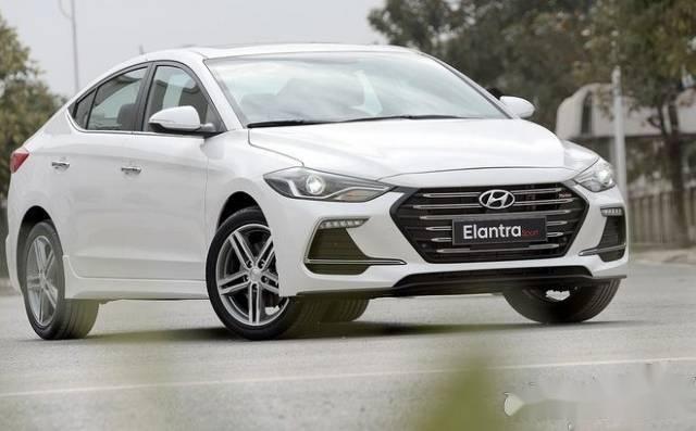 Cần bán xe Hyundai Elantra đời 2018, màu trắng