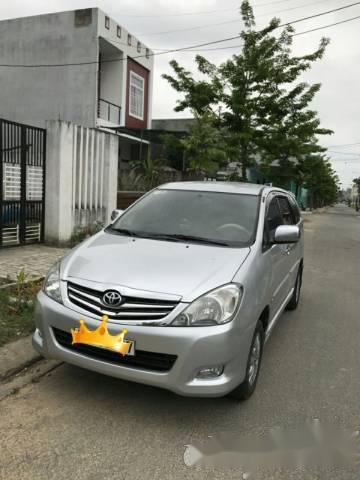 Cần bán xe Toyota Innova đời 2010, màu bạc xe gia đình