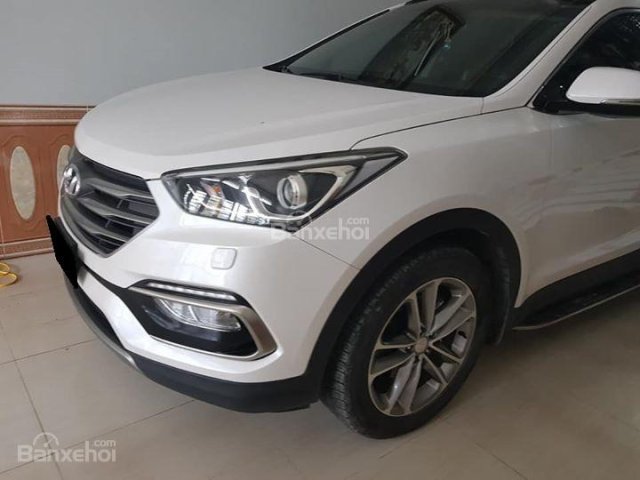 Cần bán xe Hyundai Santa Fe CRDi 2017 màu trắng máy dầu