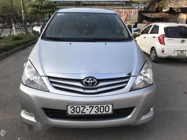 Bán Toyota Innova 2.0G năm sản xuất 2010, màu bạc 