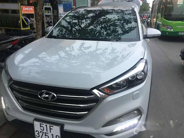 Bán xe Hyundai Tucson sản xuất 2015, màu trắng 