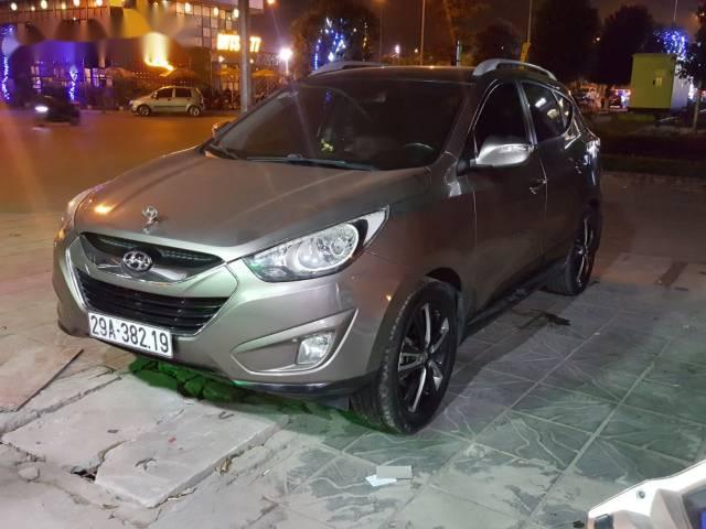 Cần bán lại xe Hyundai Tucson sản xuất năm 2011, màu bạc, xe nhập xe gia đình giá cạnh tranh