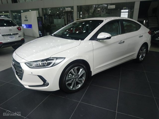 Bán Hyundai Elantra tự động 2018, màu trắng