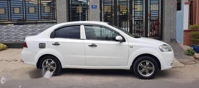 Cần bán gấp Daewoo Gentra năm sản xuất 2010, màu trắng