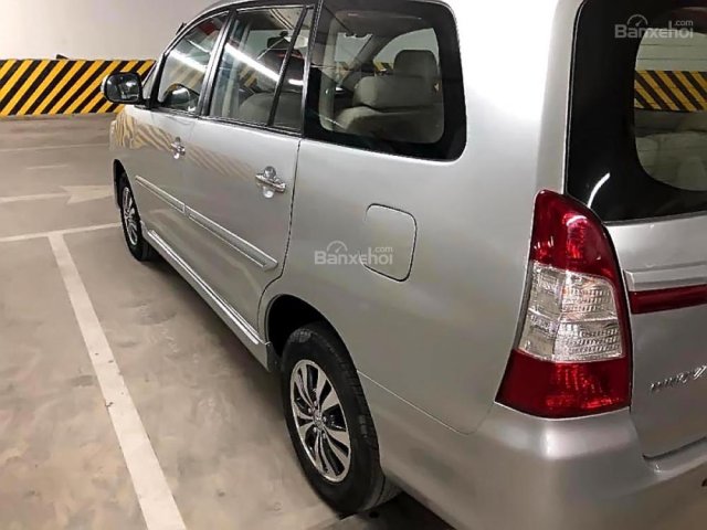 Cần bán gấp Toyota Innova 2.0E đời 2015, màu bạc