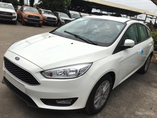 Cần bán Ford Focus Trend Hatback đời 2018, màu trắng. Hỗ trợ đăng ký sang tên