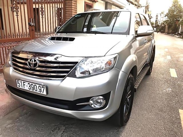 Cần bán gấp Toyota Fortuner 2.5G đời 2016, màu bạc số sàn