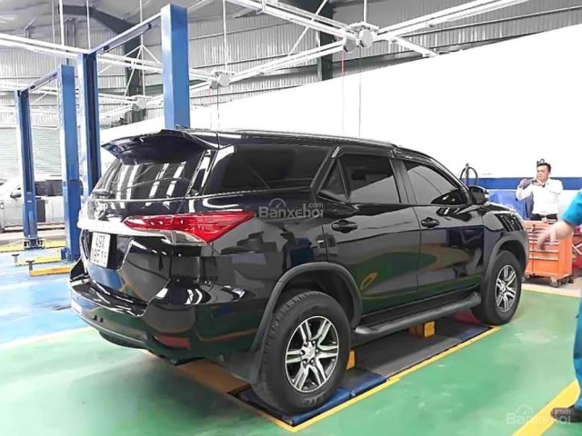 Cần bán lại xe Toyota Fortuner đời 2017, màu đen, nhập khẩu, xe gia đình