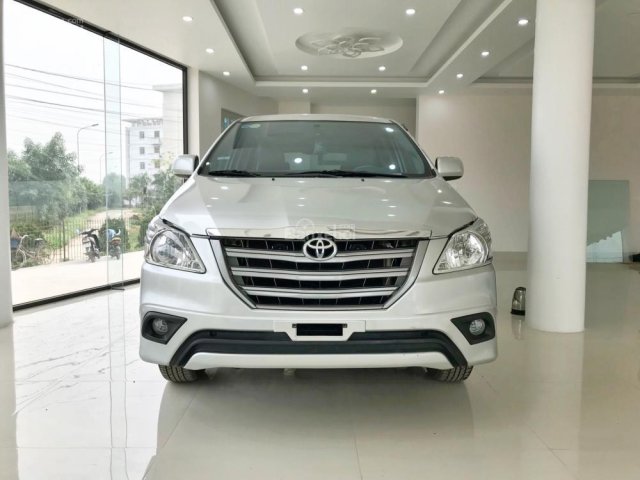 Cần bán gấp Toyota Innova E năm sản xuất 2014, màu bạc