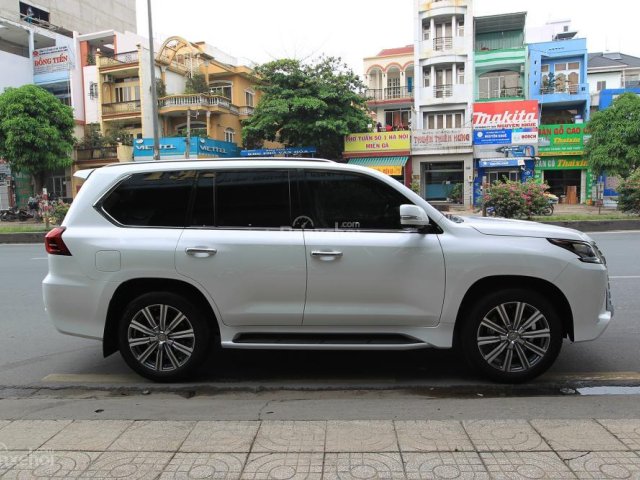 Bán lại xe Lexus LX 570 năm sản xuất 2016, màu trắng, nhập khẩu