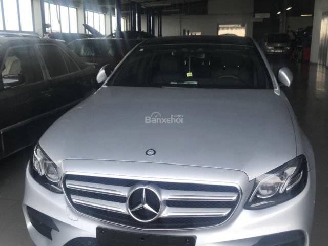 Bán Mercedes E300 AMG 2018 mới 100%, màu bạc, giao ngay, lãi suất tốt, ngân hàng hỗ trợ 80%