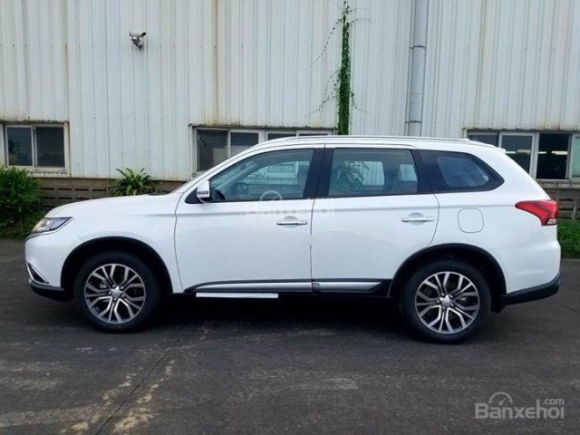 Bán xe Mitsubishi Outlander CVT 2018, màu trắng, giá luôn tốt nhất