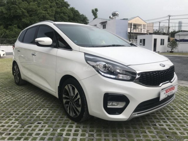 Cần bán Kia Rondo GAT đời 2017, màu trắng, lướt nhẹ 15000km