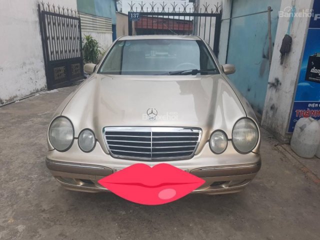 Cần bán xe Mercedes E 230 đời 2002, màu vàng cát, nhập khẩu, giá 215tr