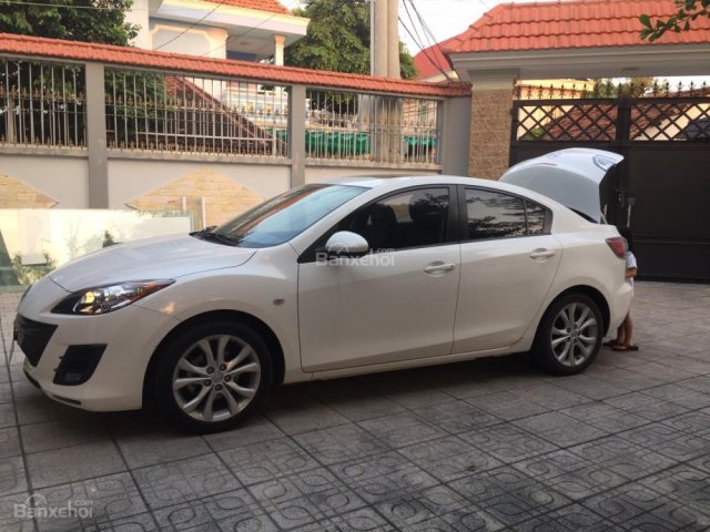 Bán ô tô Mazda 3 số sàn sản xuất năm 2011, màu trắng, nhập khẩu nguyên chiếc