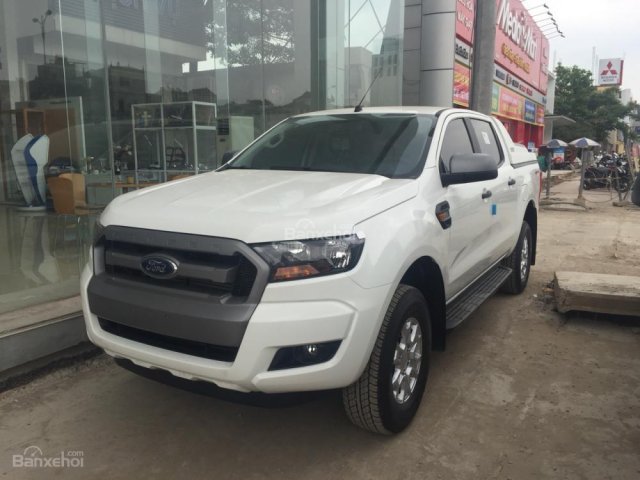 Bán Ford Ranger XLS AT 4x2 2018, màu trắng giao xe và hỗ trợ trả góp 90%, khuyến mại lớn