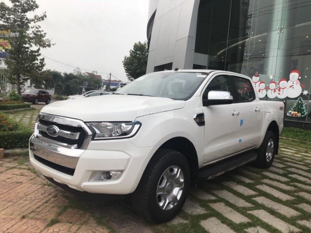 Bán ô tô Ford Ranger XLT 4x4 MT đời 2018, màu trắng, hỗ trợ trả góp 90% và giảm giá cực tốt