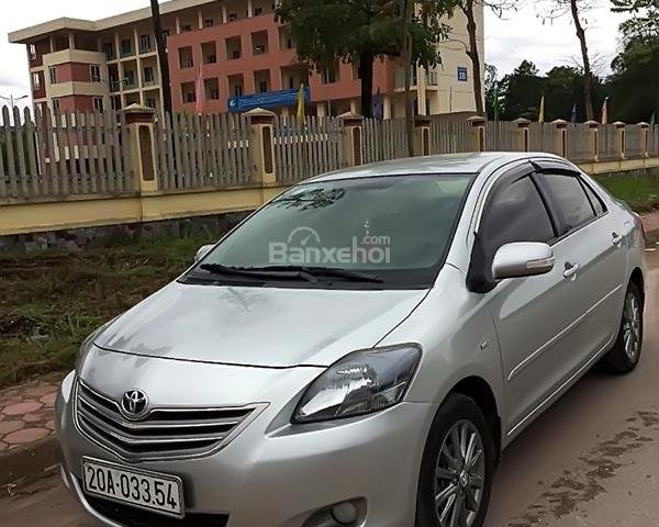 Cần bán lại xe Toyota Vios sản xuất năm 2012, màu bạc