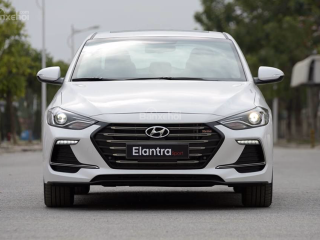 Bán Hyundai Elantra năm 2018 màu trắng, 729 triệu