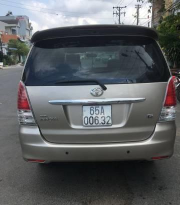 Xe Toyota Innova đời 2011, màu bạc xe gia đình