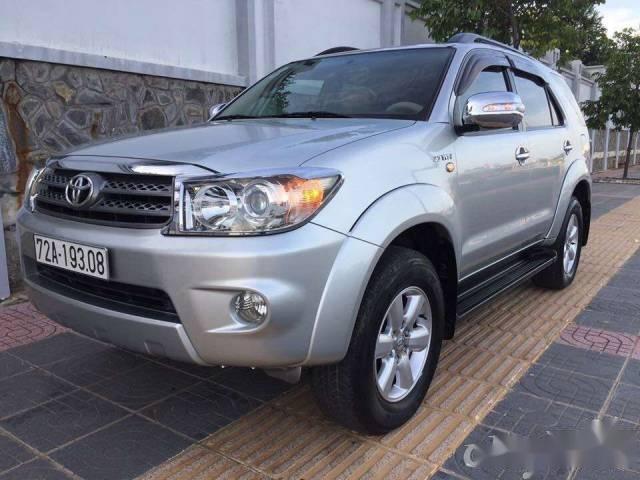 Bán Toyota Fortuner năm 2010, màu bạc