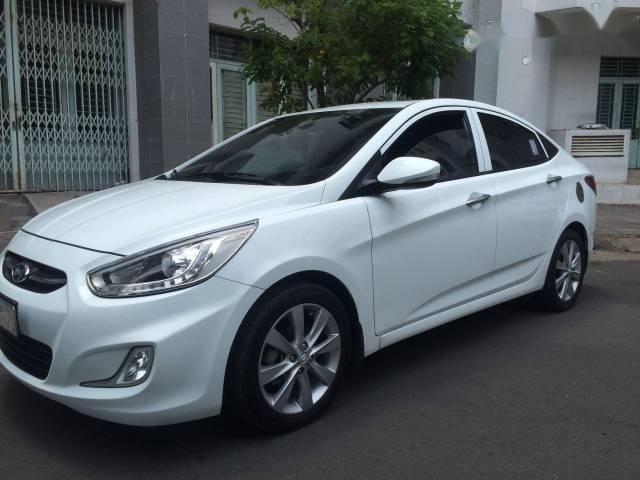 Cần bán Hyundai Accent Blue  AT năm 2015, màu trắng, 475 triệu