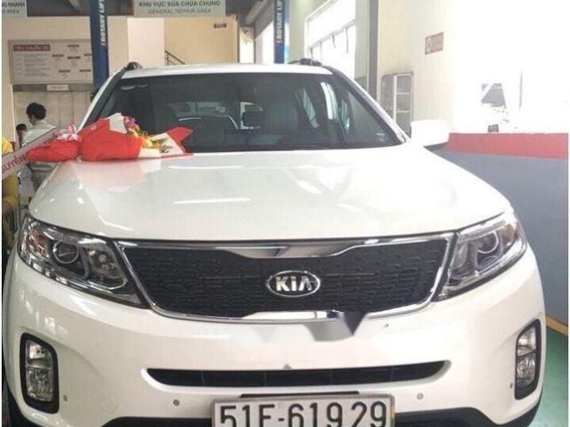 Cần bán gấp Kia Sorento đời 2016, màu trắng xe gia đình