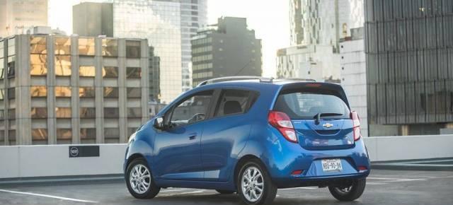 Bán xe Chevrolet Spark đời 2017, màu xanh, giá tốt