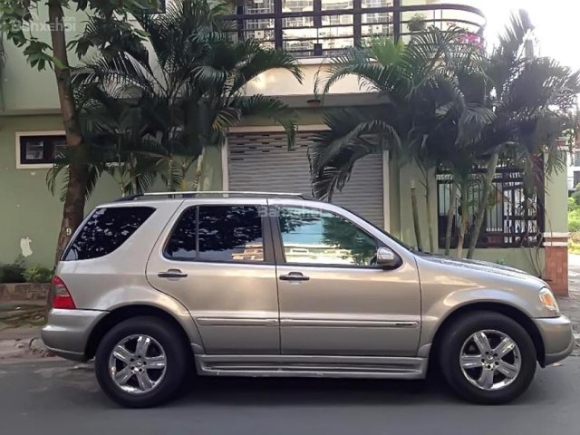 Cần bán gấp Mercedes ML350 sản xuất 2005, xe nhập chính chủ