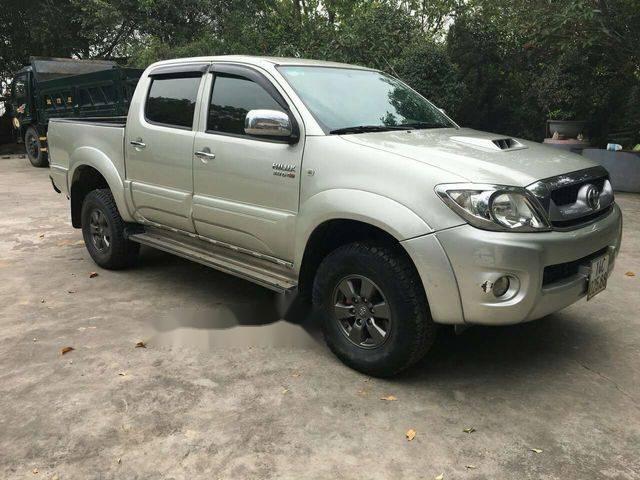 Cần bán xe Toyota Hilux sản xuất 2009, màu bạc chính chủ giá cạnh tranh