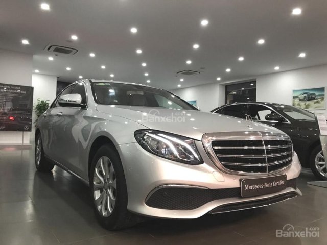 Cần bán Mercedes E200 đăng kí 2017 chạy 9077 km, màu bạc giá cực rẻ