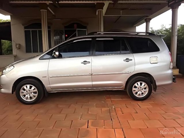 Cần bán Toyota Innova năm sản xuất 2010, màu bạc