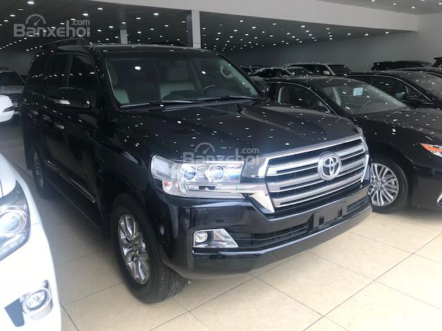 Bán Toyota Land Cruiser VX 4.6V8 sản xuất 2016 đăng ký cá nhân, màu đen nội thất kem xe rất đẹp